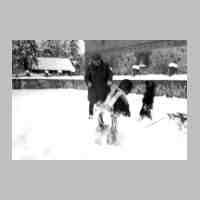 004-0056 Schneeballschlacht vor dem Hofteich im Winter .JPG